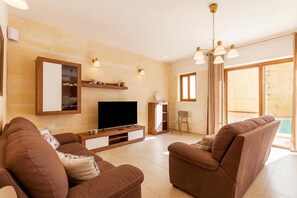 Casa estándar, varias habitaciones, refrigerador y microondas (Nadurija, So Nice Gozitan Villa +) | Área de sala de estar | Smart TV de 21 pulgadas con canales por cable 