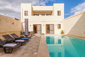 Outdoor pool - Nadurija, So Nice Gozitan Villa + Pool (Nadur)