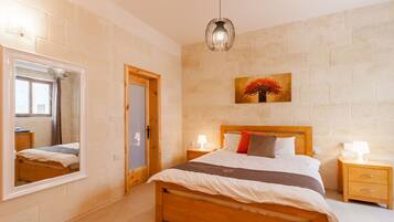 Standard House, Multiple Bedrooms, Refrigerator & Microwave (Nadurija, So Nice Gozitan Villa +) | 4 bilik tidur, cadar katil