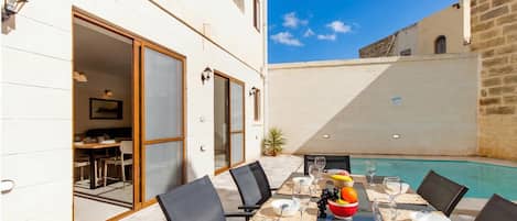 Standard-Haus, Mehrere Schlafzimmer, Kühlschrank und Mikrowelle (Nadurija, So Nice Gozitan Villa +) | Speisen im Freien