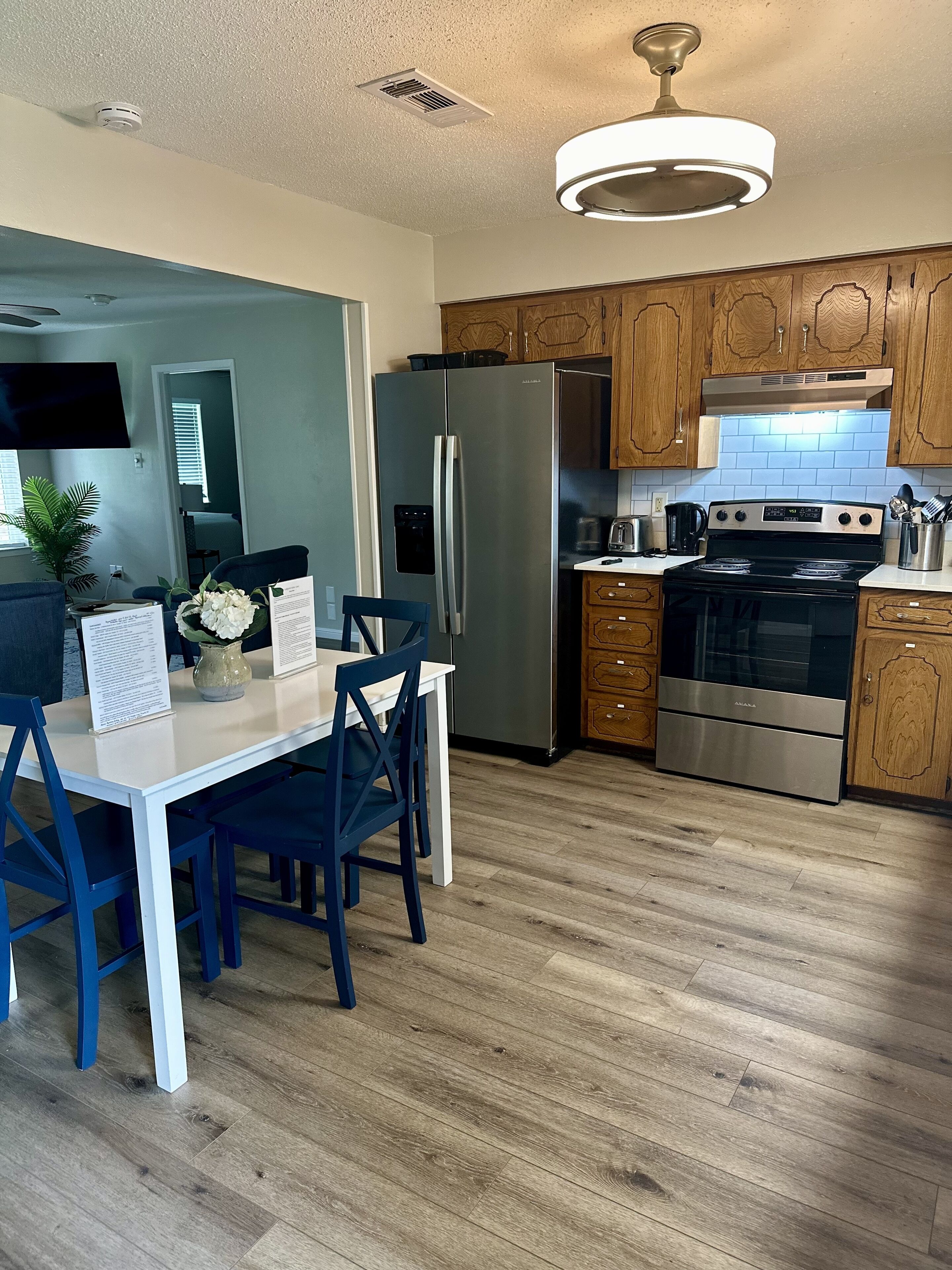 Refrigerador, microondas, horno y parrilla de estufa 