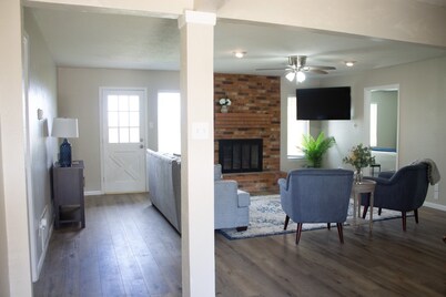Close to the med centers, ball fields, shopping & the lake! Perfect for all!!