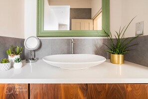 Haartrockner, Bidet, Handtücher, Seife