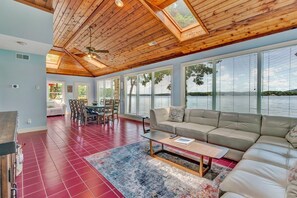 Smart-TV, peis, bøker og stereoanlegg