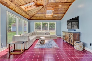 Smart TV, fireplace, books, stereo