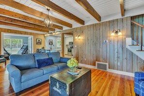 Smart TV, fireplace, books, stereo - The Grandview Lodge, Oasis at Smith Mountain Lake! (Huddleston)