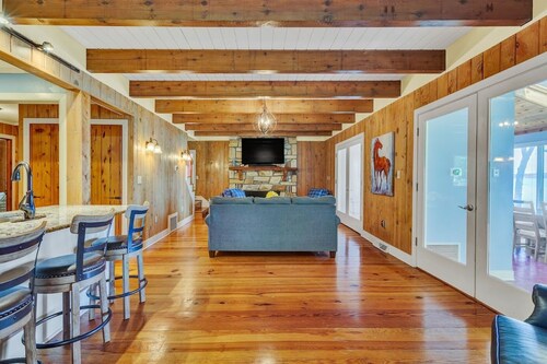 The Grandview Lodge, Oasis at Smith Mountain Lake!