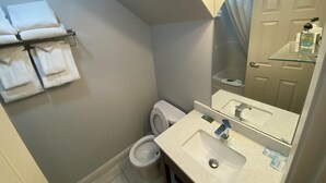 Bathroom - Family Suite - 2 Double Bed and 1 King Bed (Fernie)