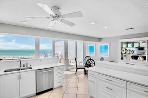 Refrigerador, horno, parrilla de estufa y cafetera y tetera 