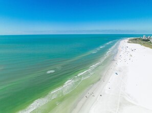 On the beach - Discover Your Perfect Family Vacation at Jamaica Royale 803 in Siesta Key! (Siesta Key)