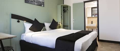 スタンダード ルーム ダブルベッド 1 台 | デスク、ノートパソコン用作業スペース、遮光カーテン、防音設備