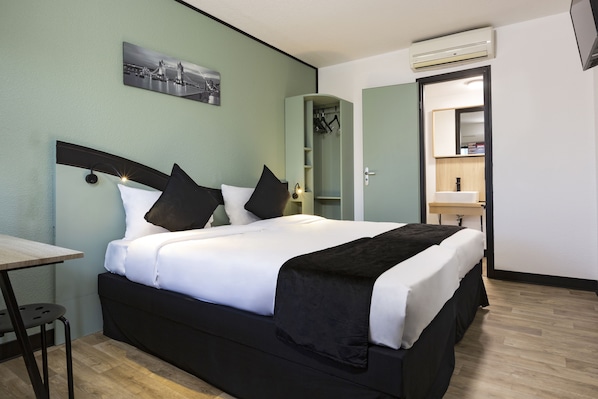 Standard Room, 1 Double Bed | Desk, laptop workspace, blackout drapes, soundproofing - Enzo Hotels Chartres Mainvilliers By Kyriad Direct (Mainvilliers)