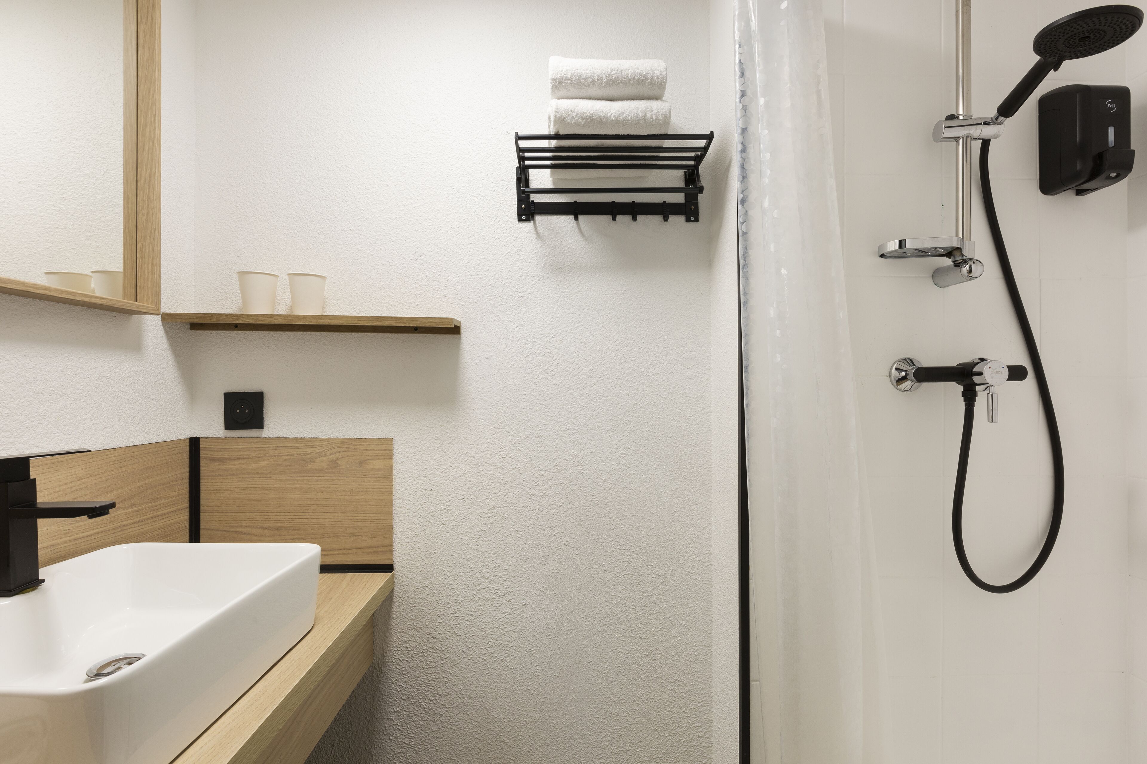 Rainfall showerhead, eco-friendly toiletries