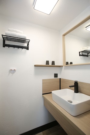 Douche à « effet pluie », articles de toilette écologiques