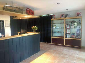 Reception - Enzo Hotels Chartres Mainvilliers By Kyriad Direct (Mainvilliers)