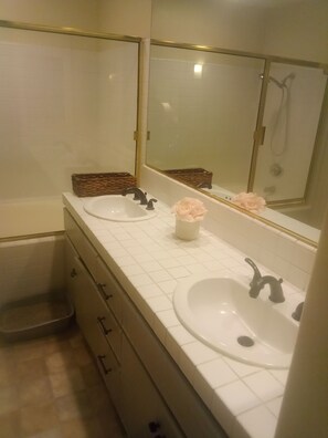 Secadora de cabello, toallas, jabón, shampoo 