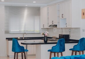 Apartemen Keluarga | Dapur pribadi | Lemari es besar, microwave, oven, dan peralatan masak/sendok-piring