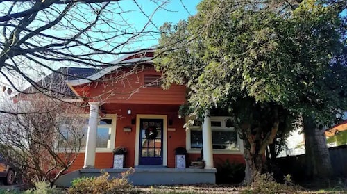 Charming, Private, Detached Studio!