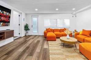 Smart TV, tavolo da ping pong, libri