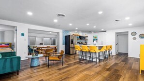 Un appartement moderne comprenant un coin repas, une cuisine et un salon.