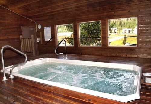 LUXURY CONDO RIGHT ON THE SLOPES AT GIANT STEPS II #37 SKI-IN and OUT, 1ST FLOOR