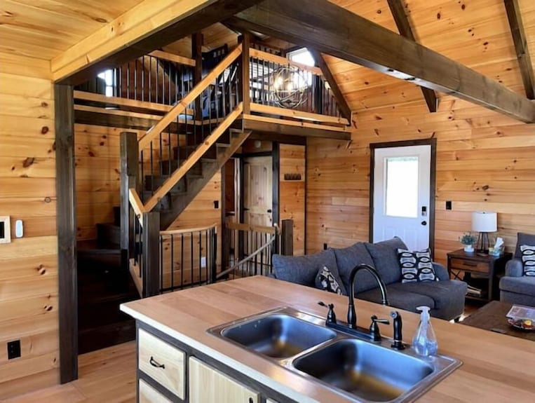 Private Lakefront Cabin With Hot Tub, Beach And Room For 10 - Ohio