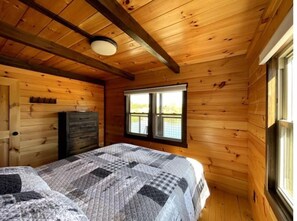 3 bedrooms, iron/ironing board, free WiFi, bed sheets - Private Lakefront Cabin with Hot Tub, Beach and Room for 10 (Norwalk)