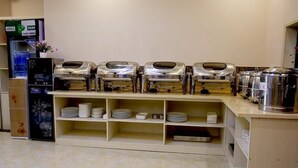 A buffet setup with multiple serving stations and a beverage dispenser. - Greentree Inn Bengbu Huaiyuan County Yudu Avenue Xinhe Road Express Hotel (Bengbu)