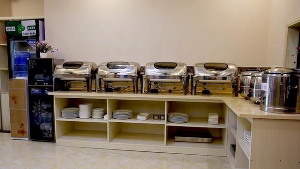 A buffet setup with multiple serving stations and a beverage dispenser. - Greentree Inn Bengbu Huaiyuan County Yudu Avenue Xinhe Road Express Hotel (Bengbu)