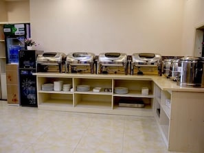 A buffet setup with multiple serving stations and a beverage dispenser. - Greentree Inn Bengbu Huaiyuan County Yudu Avenue Xinhe Road Express Hotel (Bengbu)