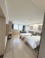 Una habitación de hotel con dos camas, un escritorio y una silla.