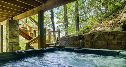 Cozy Gatlinburg Cabin-unbeatable location, mins from Gatlinburg- HOT TUB!