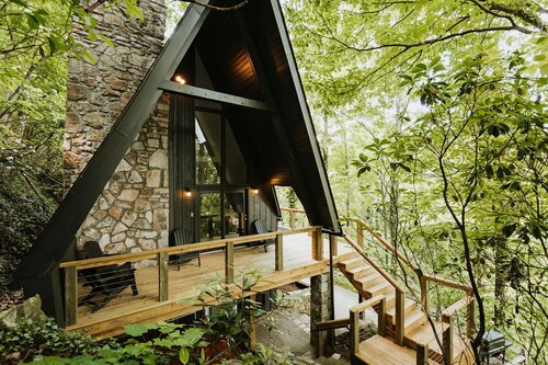 Cozy Gatlinburg Cabin-unbeatable location, mins from Gatlinburg- HOT TUB!