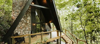 Cozy Gatlinburg Cabin-unbeatable location, mins from Gatlinburg- HOT TUB!