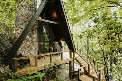 Cozy Gatlinburg Cabin-unbeatable location, mins from Gatlinburg- HOT TUB!