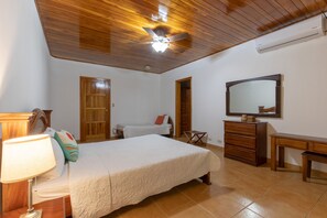 2 bedrooms, iron/ironing board, Internet, bed sheets