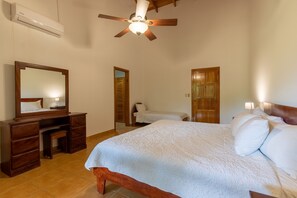 2 bedrooms, iron/ironing board, Internet, bed sheets