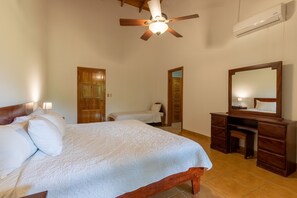 2 slaapkamers, een strijkplank/strijkijzer, internet, beddengoed