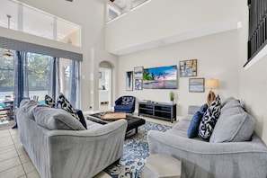 Smart TV, videogiochi, lettore DVD, tavolo da calcetto