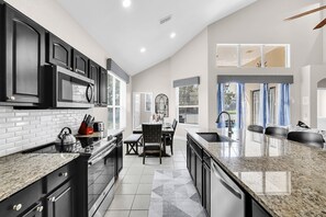 Frigorifero, microonde, forno, piano cottura