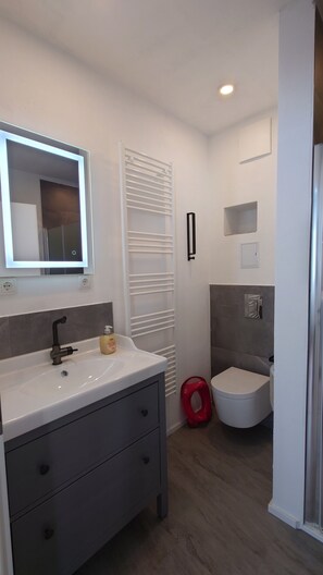 Dusj, hårføner, håndklær og såpe