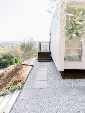 Property grounds - A modern light-filled haven in a tranquil setting (Bonita)