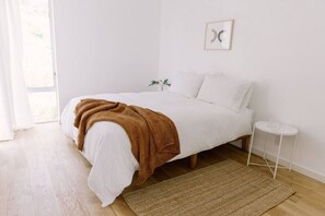 2 bedrooms, iron/ironing board, travel crib, WiFi - A modern light-filled haven in a tranquil setting (Bonita)