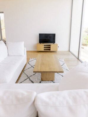 TV - A modern light-filled haven in a tranquil setting (Bonita)