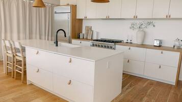 Coffee/tea maker, fridge, microwave, oven