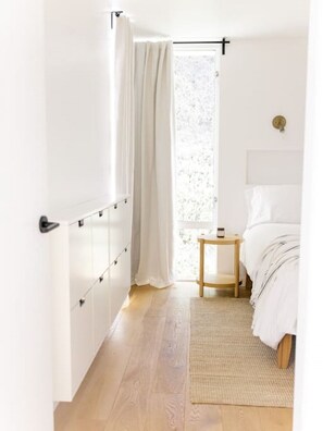 2 camere, una scrivania, ferro/asse da stiro, culla da viaggio