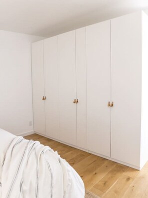 2 Schlafzimmer, Schreibtisch, Bügeleisen/Bügelbrett, Reisekinderbett
