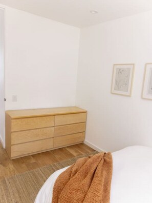 2 Schlafzimmer, Schreibtisch, Bügeleisen/Bügelbrett, Reisekinderbett