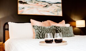 3 bedrooms, free WiFi, bed sheets - Bright + Cozy Cottage | 2 Miles to Old Man's Cave! (South Bloomingville)