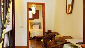 2 chambres, bureau, chambres insonorisées, fer et planche à repasser